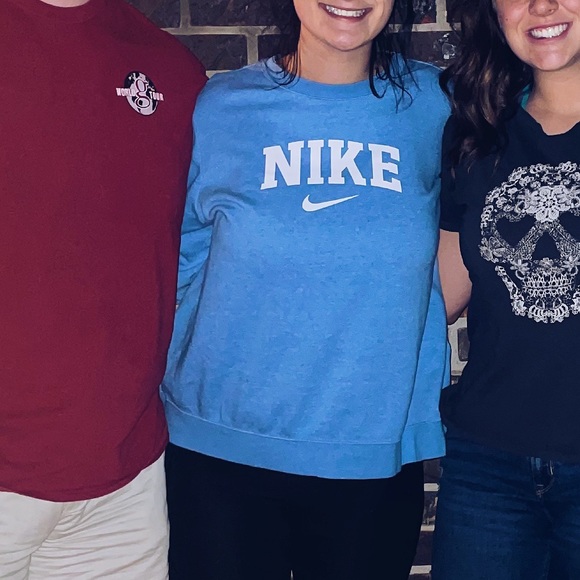 Nike Sweatshirt - Picture 1 of 3
